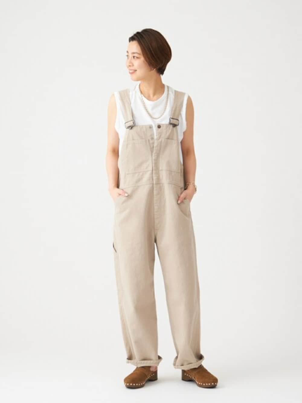 イエロー系のサンダルを着用したレディースの春コーディネートの1枚目の写真