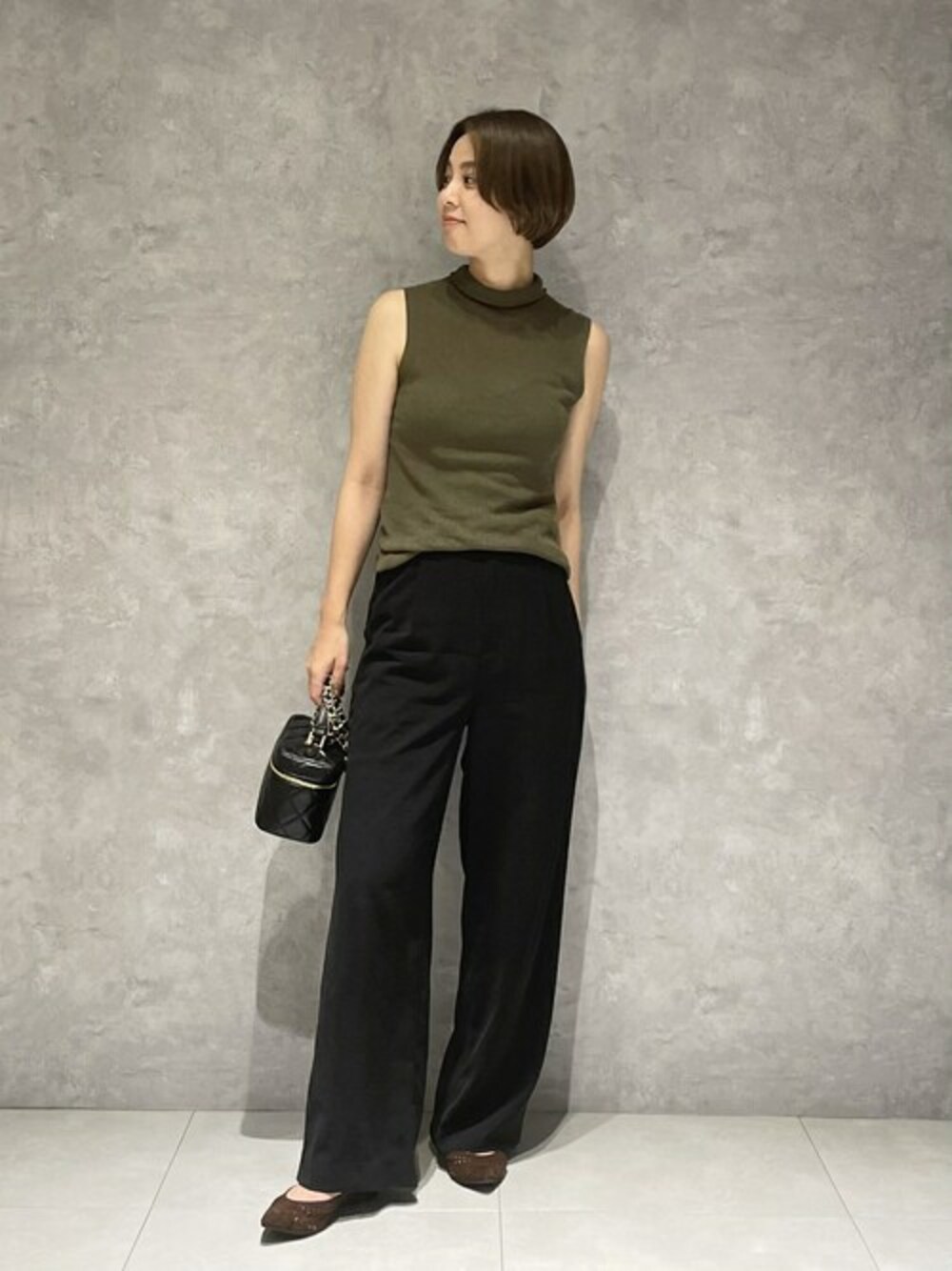 ブラウン系のその他シューズ、ブラック系のショルダーバッグを着用したレディースの夏コーディネートの1枚目の写真