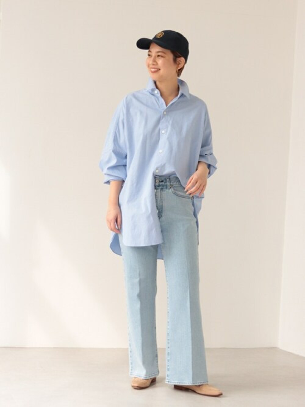 ベージュ系のローファーを着用したレディースの冬コーディネートの1枚目の写真