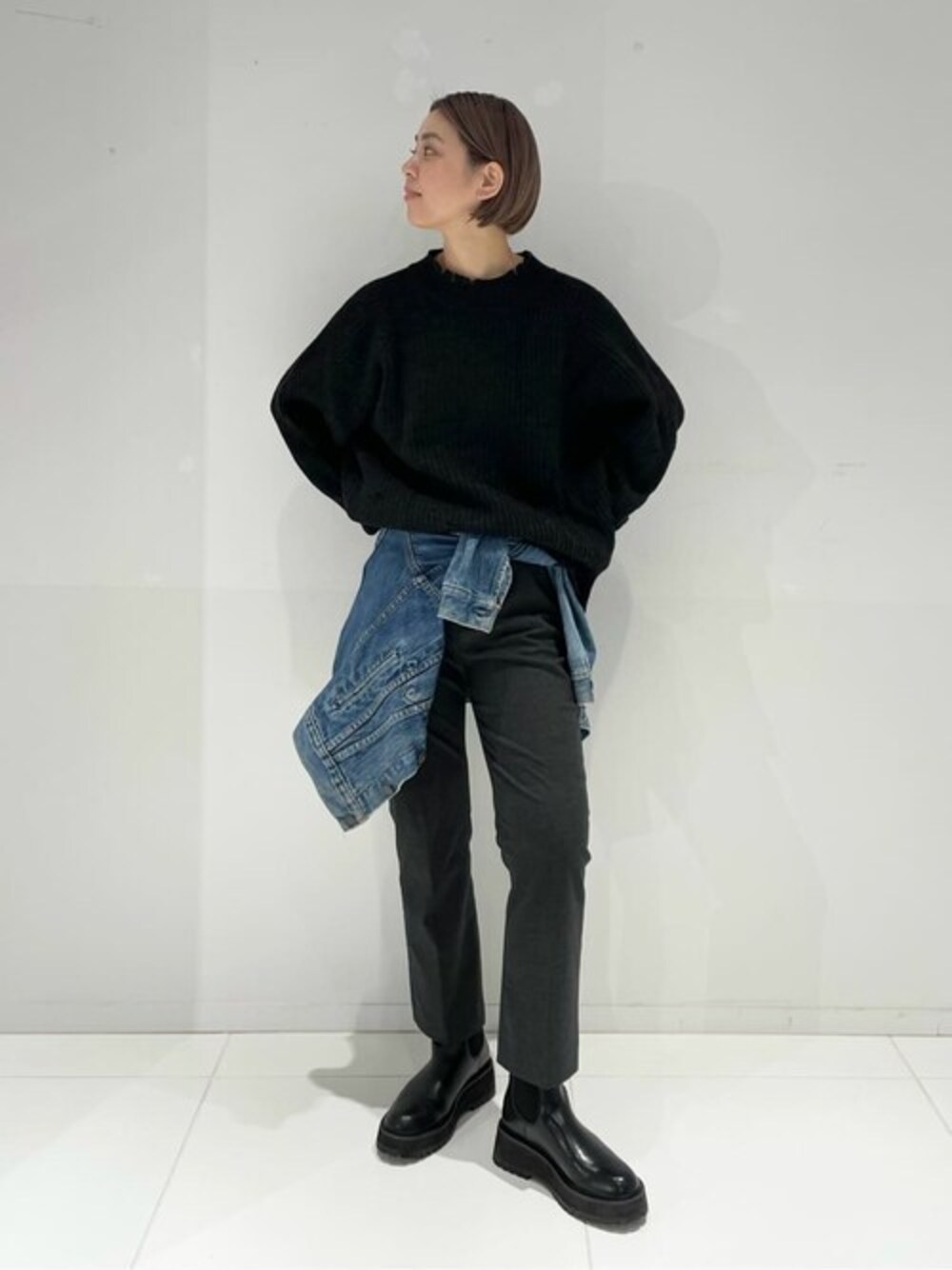 ブラック系のブーツを着用したレディースの秋コーディネートの1枚目の写真