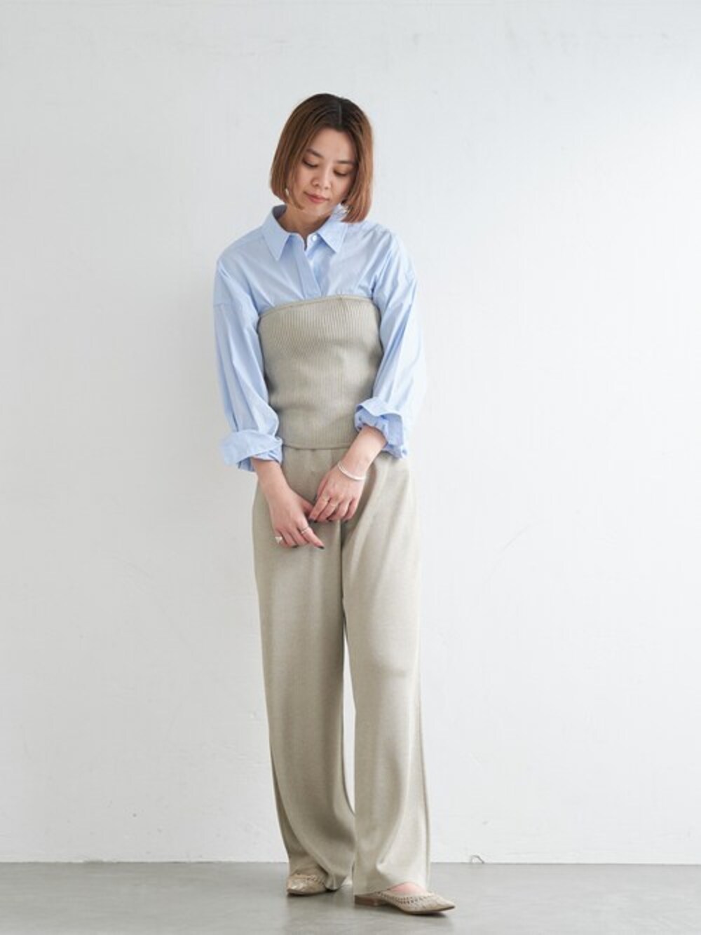 シルバー系のその他シューズを着用したレディースの春コーディネートの1枚目の写真