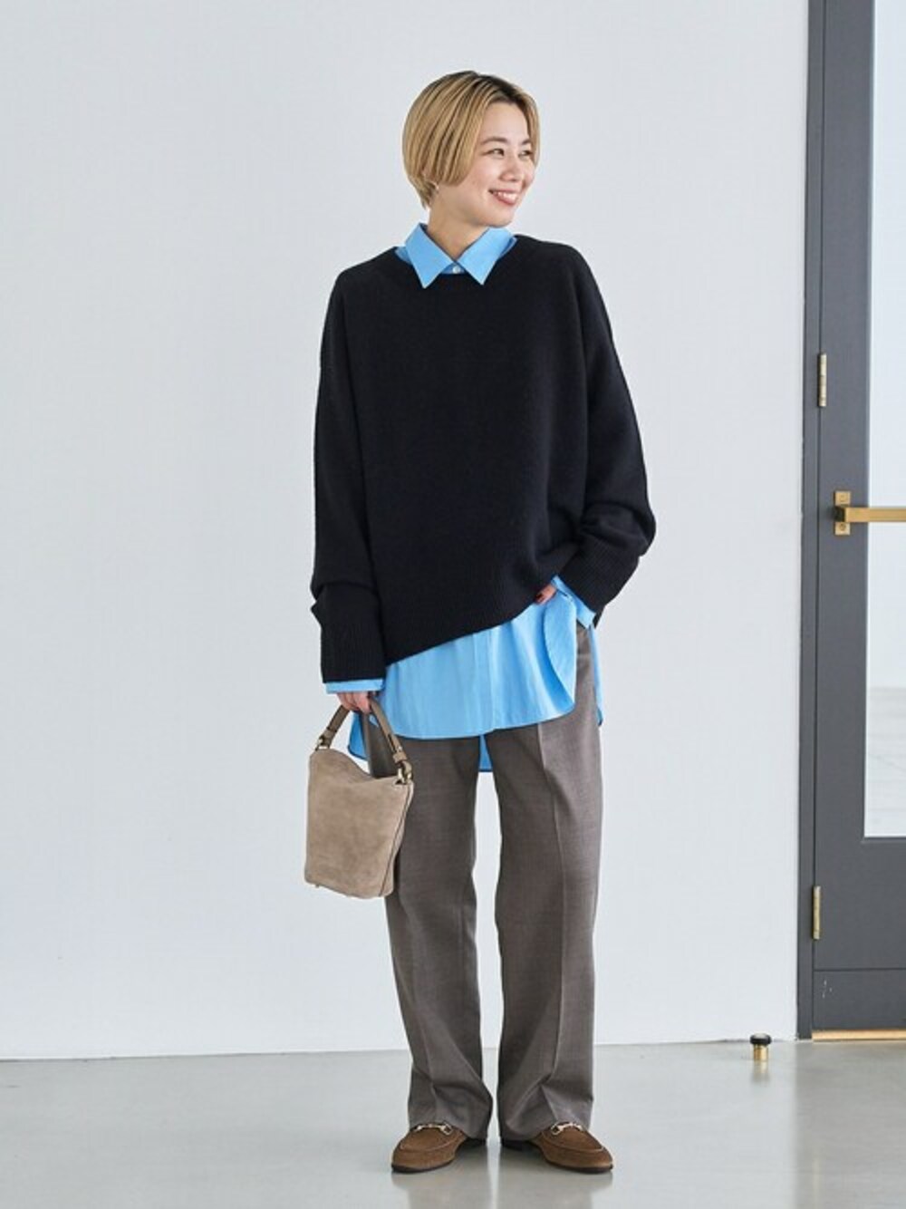 イエロー系のローファー、ベージュ系のショルダーバッグを着用したレディースの秋コーディネートの1枚目の写真