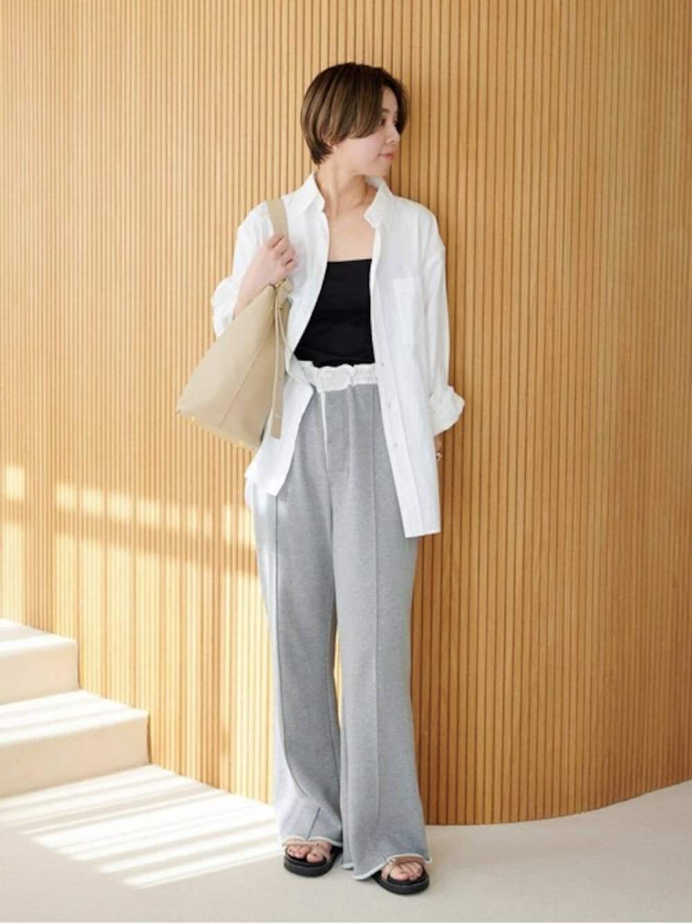 ピンク系のサンダルを着用したレディースの冬コーディネートの1枚目の写真