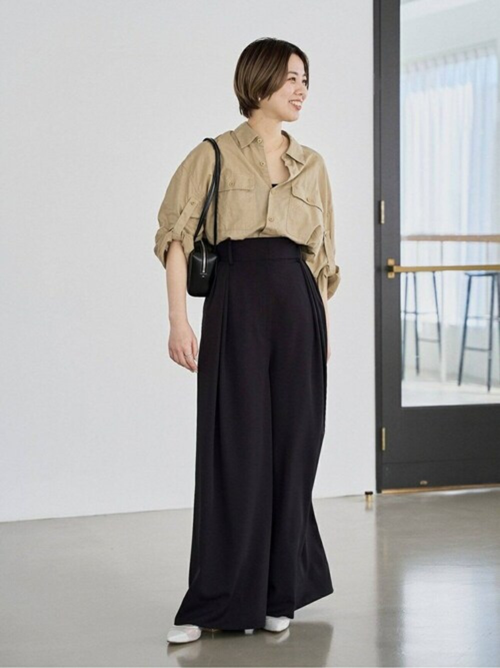 シルバー系のその他シューズを着用したレディースの春コーディネートの1枚目の写真