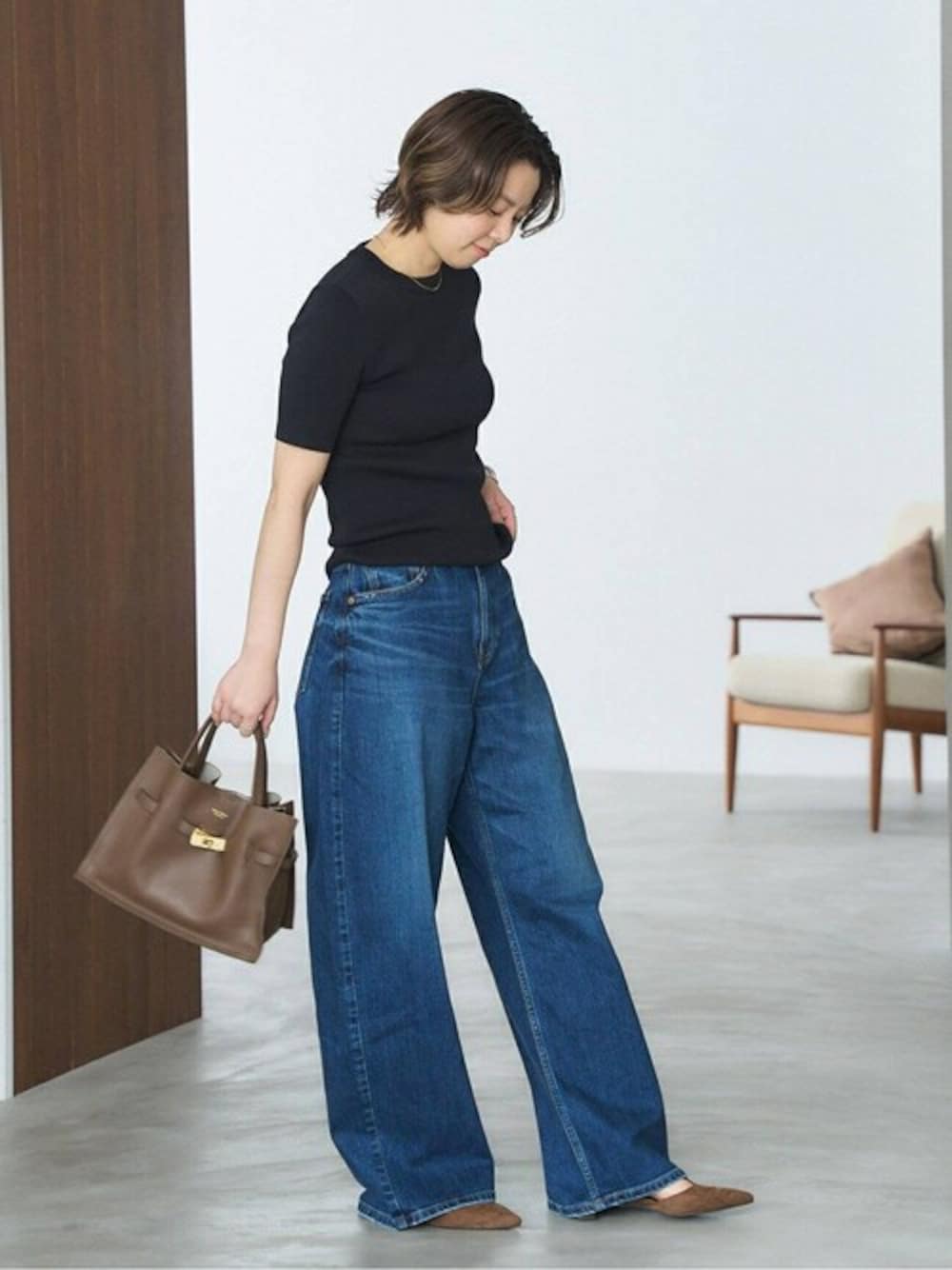 ブラウン系のパンプス、ブラウン系のトートバッグを着用したレディースの夏コーディネートの1枚目の写真