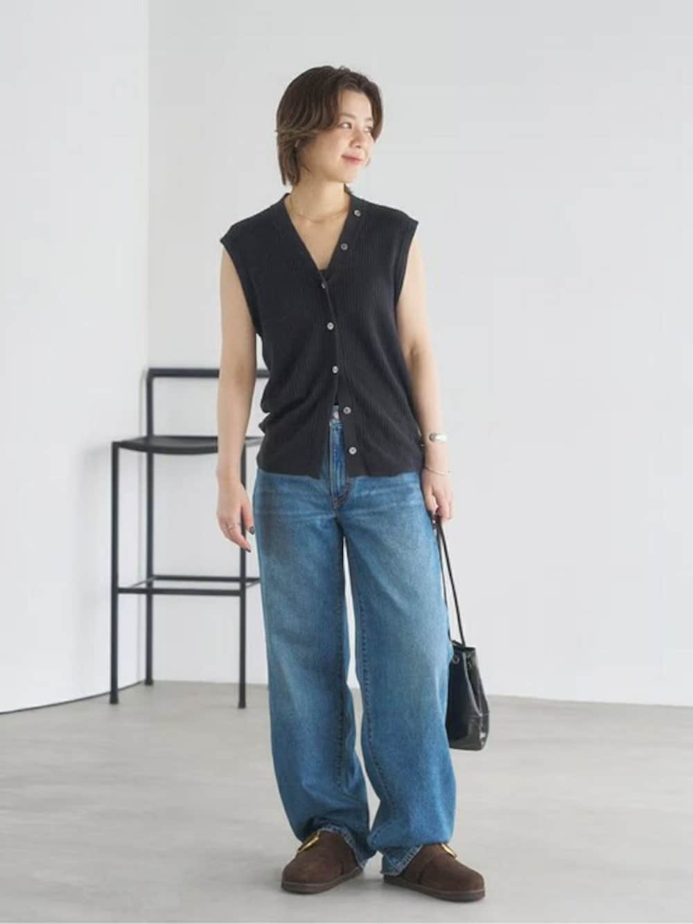 ブラウン系のその他シューズを着用したレディースの夏コーディネートの1枚目の写真