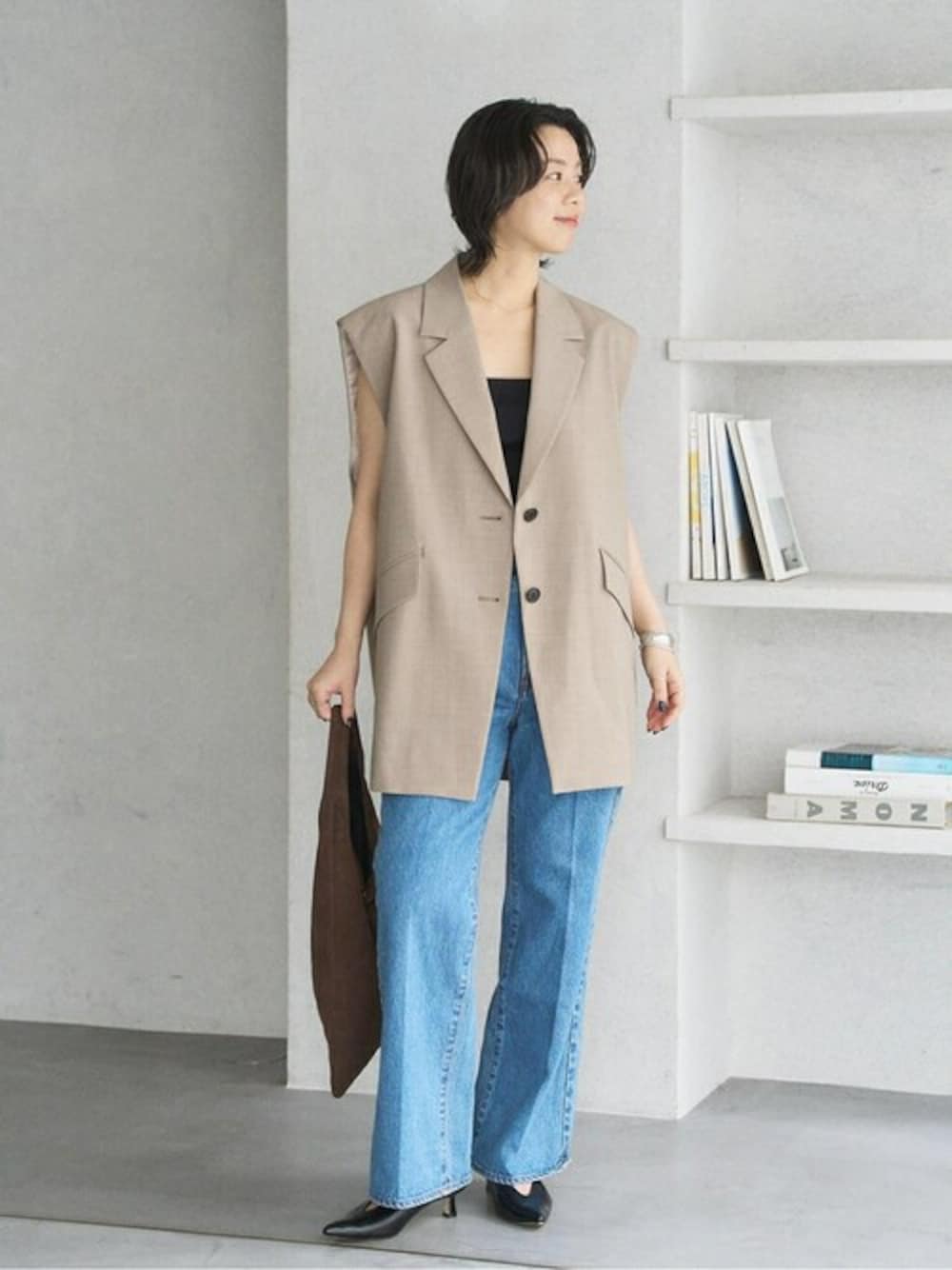 ブラック系のパンプスを着用したレディースの夏コーディネートの1枚目の写真