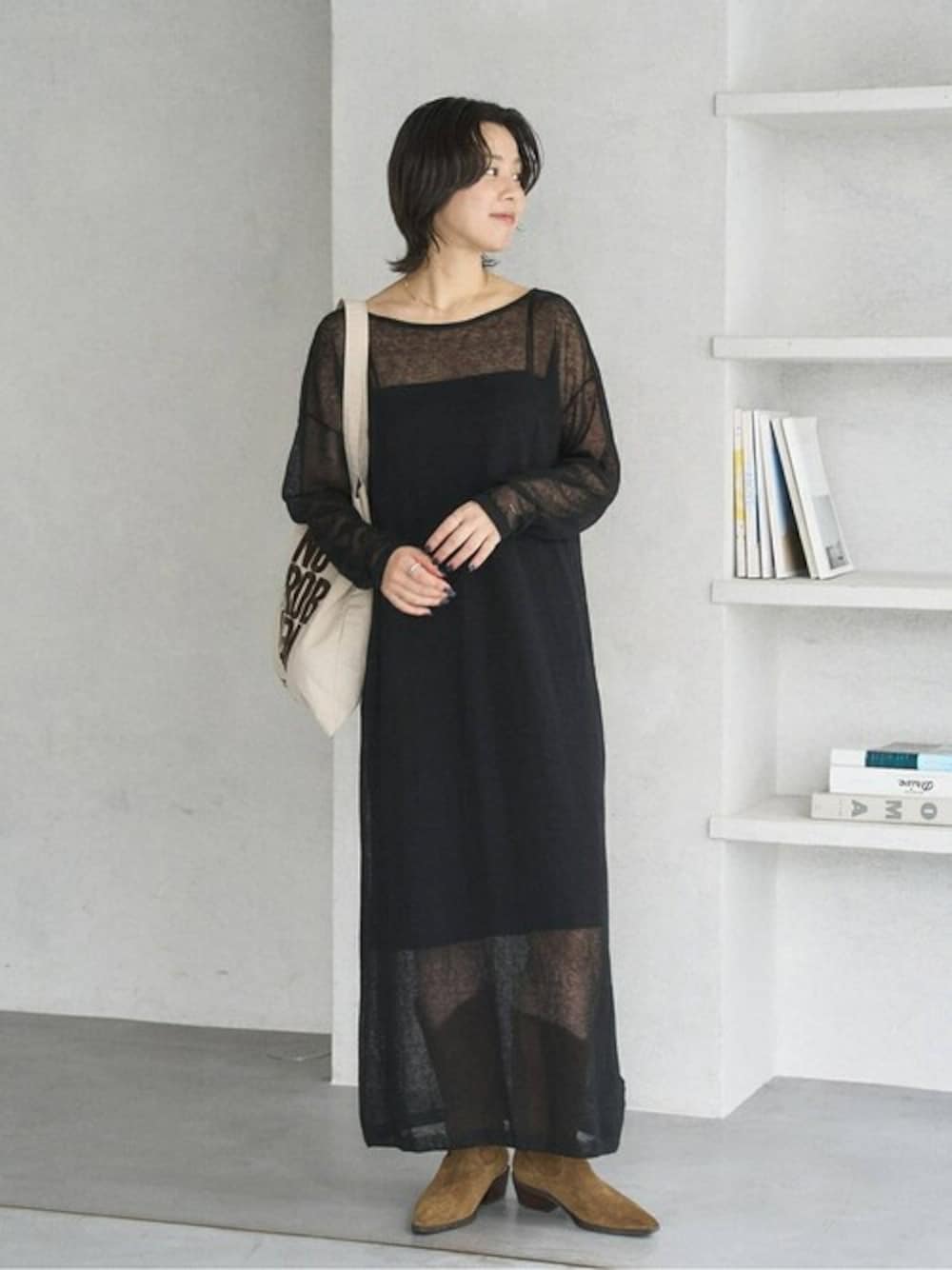 イエロー系のブーツ、ベージュ系のトートバッグを着用したレディースの夏コーディネートの1枚目の写真