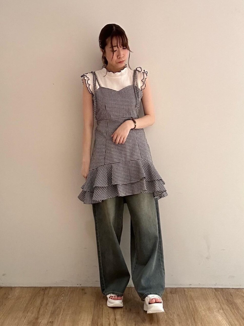 「デニム、大人カジュアル、仙台、MAJESTIC LEGON、キャミワンピ、マジェスティックレゴン、エスパル仙台、標準身長、骨格ナチュラル」｜「MAJESTIC LEGONのクロスボリュームスポサン（サンダル、ホワイト系）」を使った、majessk3さん（レディース・158cm）の春コーディネートの1枚目の写真