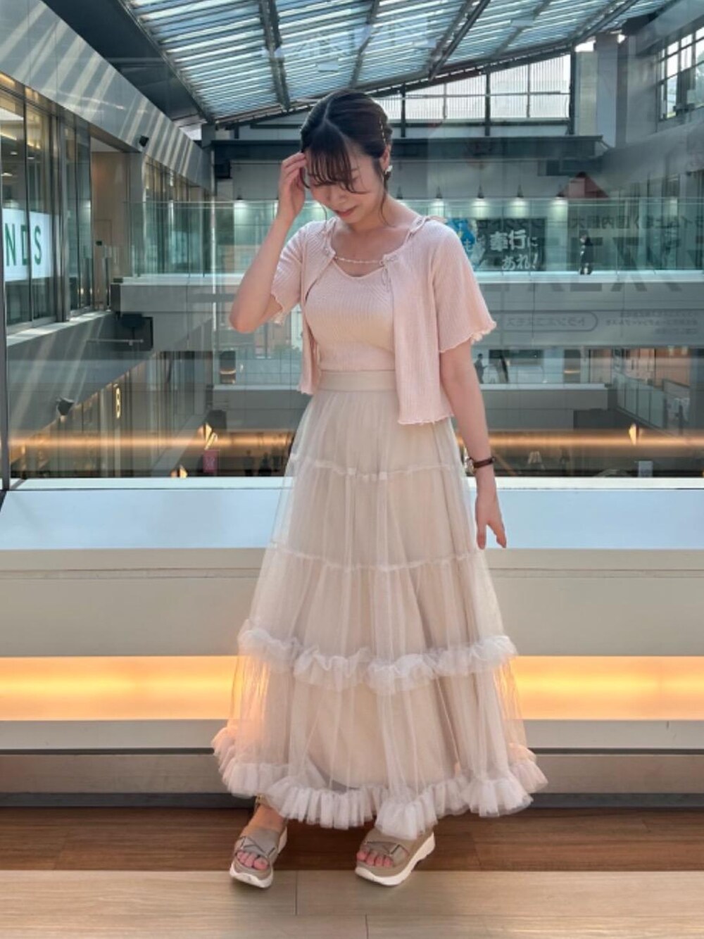 「カーディガン、仙台、サンダル、フェミニン、MAJESTIC LEGON、マジェスティックレゴン、エスパル仙台、標準身長、骨格ナチュラル、スカート 」｜「MAJESTIC LEGONのクロスボリュームスポサン（サンダル、ベージュ系）」を使った、majessk3さん（レディース・158cm）の夏コーディネートの1枚目の写真