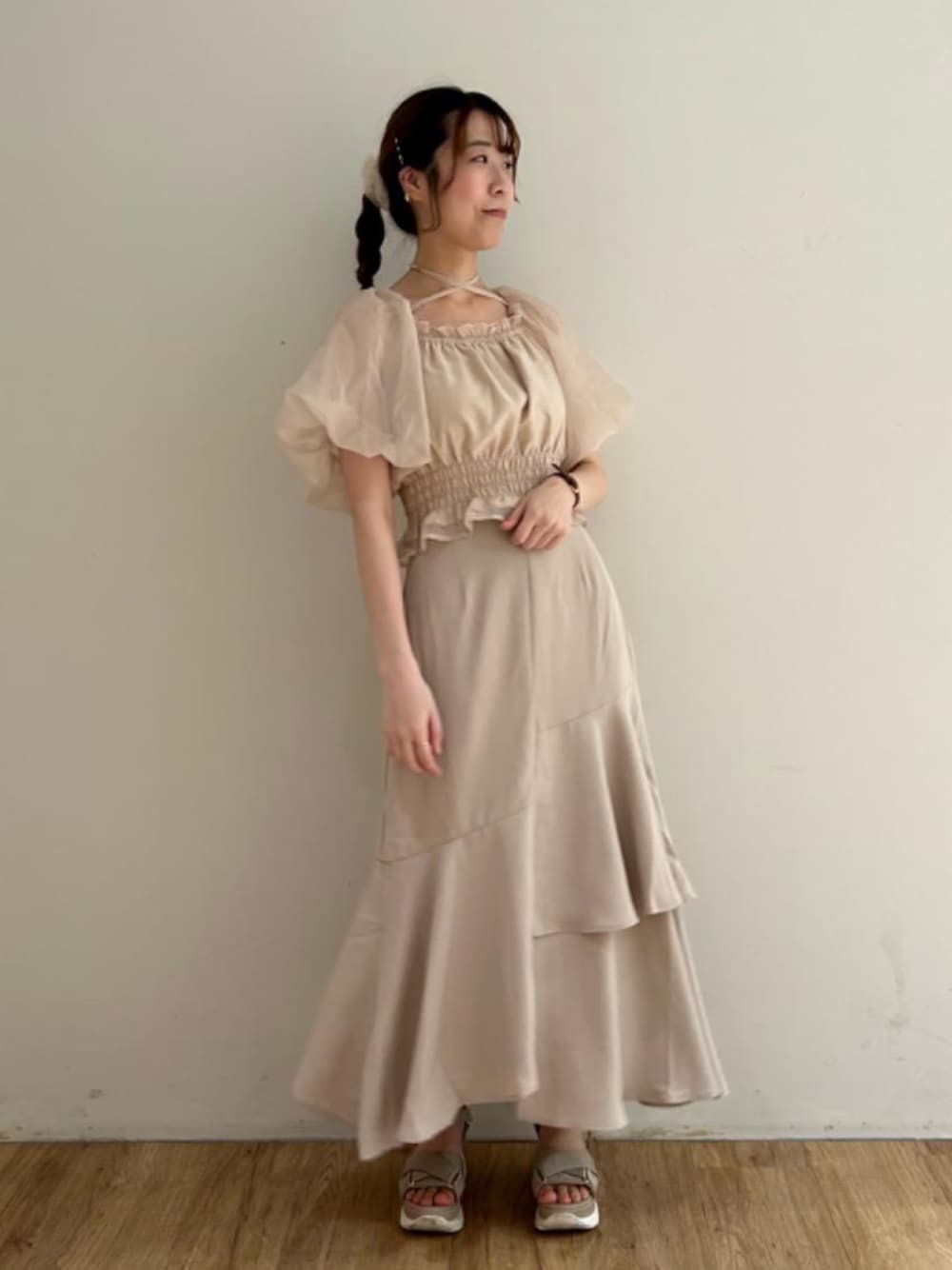 「ブラウス、仙台、サンダル、MAJESTIC LEGON、マジェスティックレゴン、ニュアンスカラー、エスパル仙台、標準身長、骨格ナチュラル、スカート 」｜「MAJESTIC LEGONのクロスボリュームスポサン（サンダル、ベージュ系）」を使った、majessk3さん（レディース・158cm）の夏コーディネートの1枚目の写真