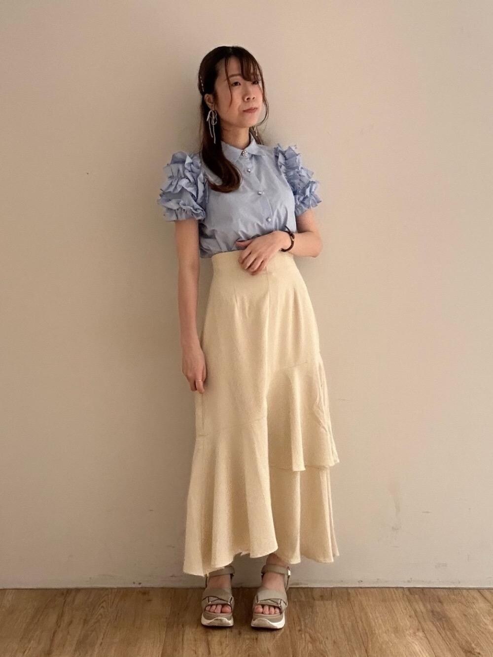 「ブラウス、デート、仙台、MAJESTIC LEGON、マジェスティックレゴン、エスパル仙台、標準身長、骨格ナチュラル、スカート 」｜「MAJESTIC LEGONのミルフィーユフリルスリーブシャツ（シャツ/ブラウス、ブルー系）」を使った、majessk3さん（レディース・158cm）の夏コーディネートの1枚目の写真