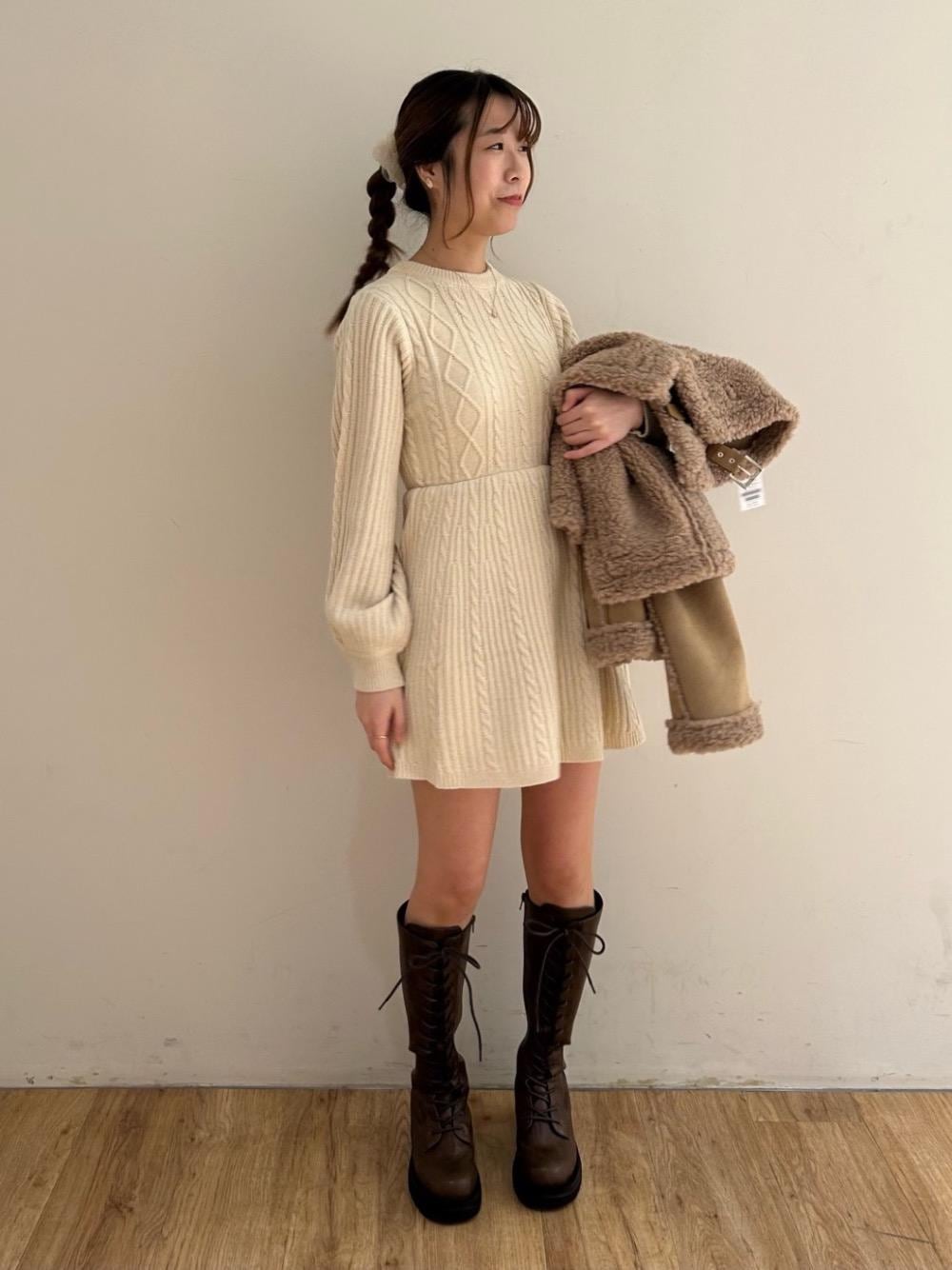 「ブーツ、ニットワンピ、デート、ガーリー、仙台、MAJESTIC LEGON、マジェスティックレゴン、エスパル仙台、骨格ナチュラル」｜「MAJESTIC LEGONのもこもこボアショートジャケット（その他アウター、ベージュ系）」を使った、majessk3さん（レディース・158cm）の冬コーディネートの1枚目の写真