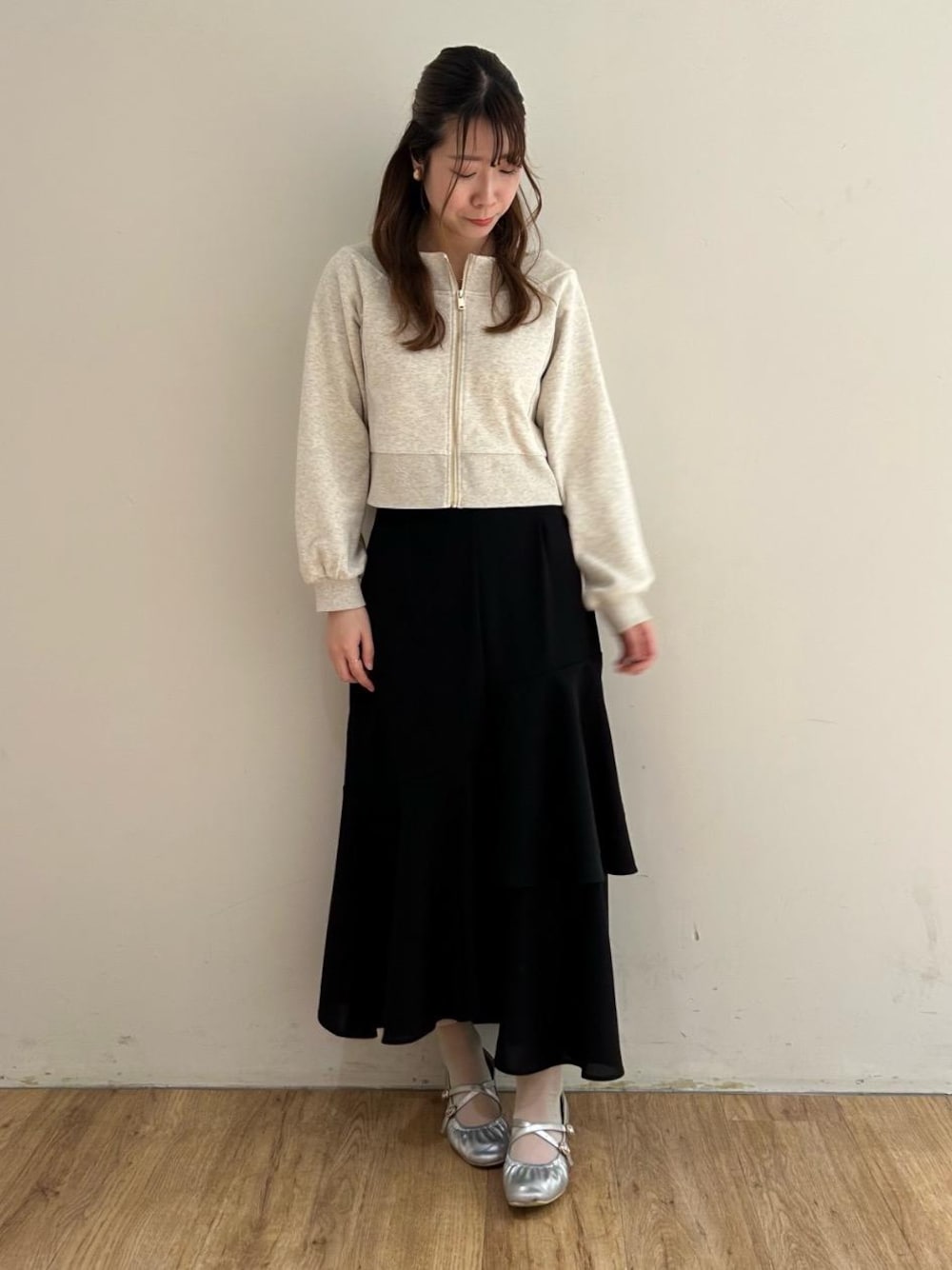 「スウェット、大人カジュアル、仙台、MAJESTIC LEGON、マジェスティックレゴン、大人ファッション、エスパル仙台、標準身長、スカート 」｜「MAJESTIC LEGONの【小栗有以さん着用】【5サイズ展開/XXLサイズあり】レディギャザーストラップパンプス（パンプス、シルバー系）」を使った、majessk3さん（レディース・158cm）の春コーディネートの1枚目の写真