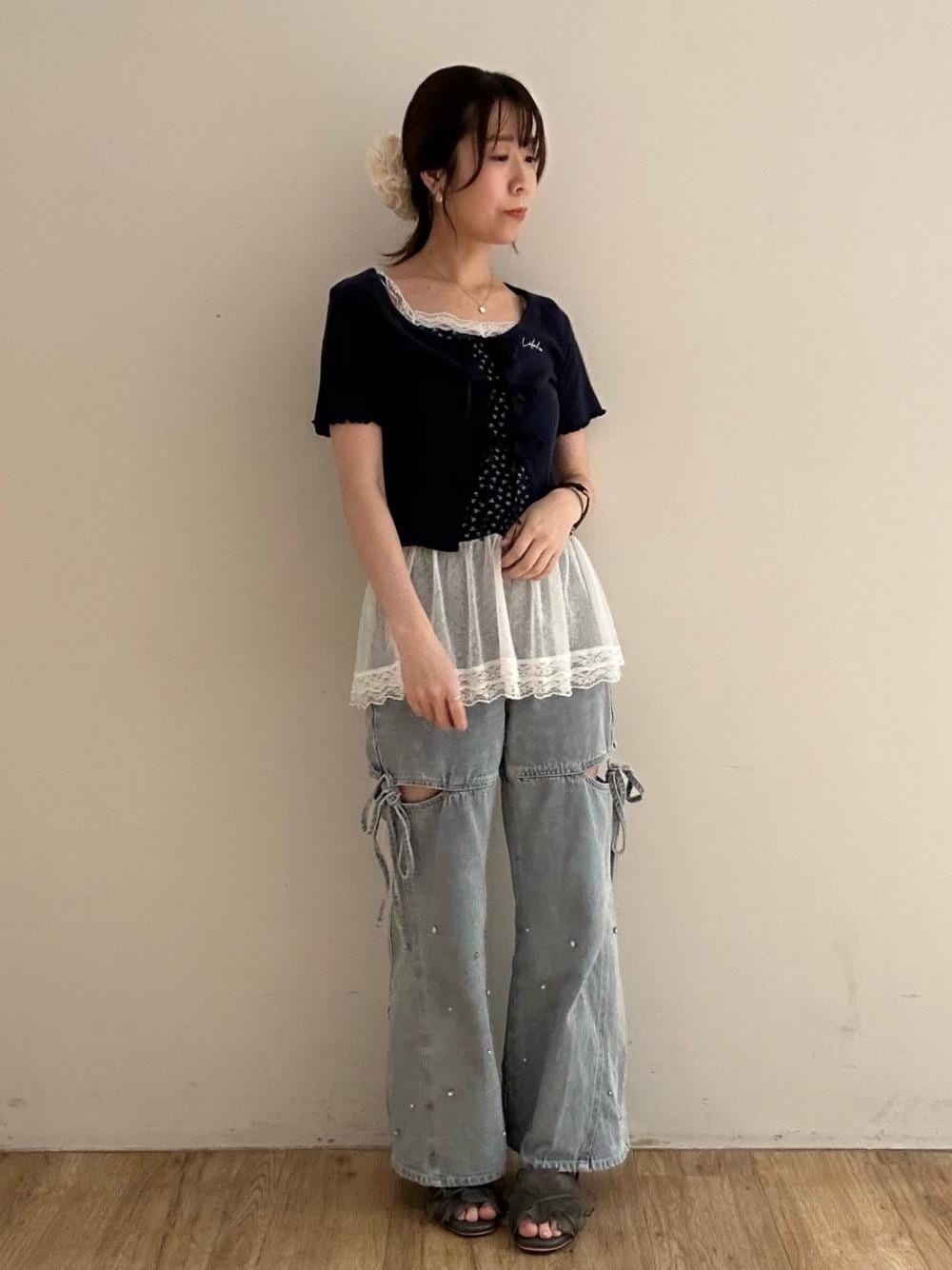 「トレンド、カジュアル、大人カジュアル、仙台、MAJESTIC LEGON、マジェスティックレゴン、エスパル仙台、標準身長、デニム 」｜「MAJESTIC LEGONのサイドスリットビジューデニムパンツ（デニムパンツ、ブルー系）」を使った、majessk3さん（レディース・158cm）の春コーディネートの1枚目の写真