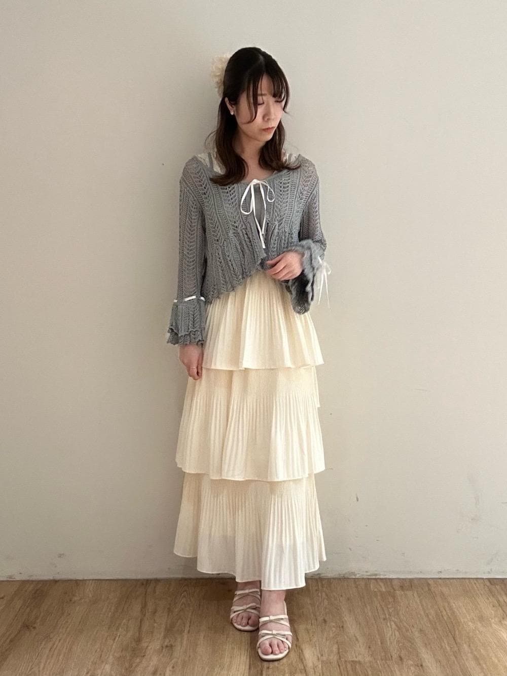 「カーディガン、仙台、MAJESTIC LEGON、マジェスティックレゴン、エスパル仙台、標準身長、スカート 」｜「MAJESTIC LEGONの【WEB限定サイズあり/5サイズ展開】ダブルリボンサンダル（サンダル、ホワイト系）」を使った、majessk3さん（レディース・158cm）の春コーディネートの1枚目の写真
