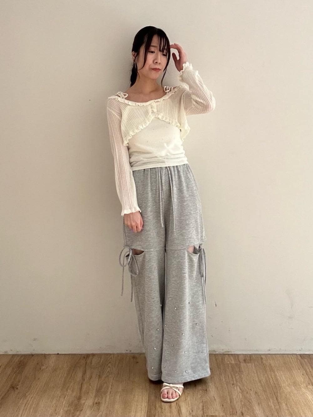 「カーディガン、スウェット、カジュアル、仙台、MAJESTIC LEGON、マジェスティックレゴン、エスパル仙台、標準身長、骨格ナチュラル」｜「MAJESTIC LEGONの【WEB限定サイズあり/5サイズ展開】ダブルリボンサンダル（サンダル、ホワイト系）」を使った、majessk3さん（レディース・158cm）の夏コーディネートの1枚目の写真