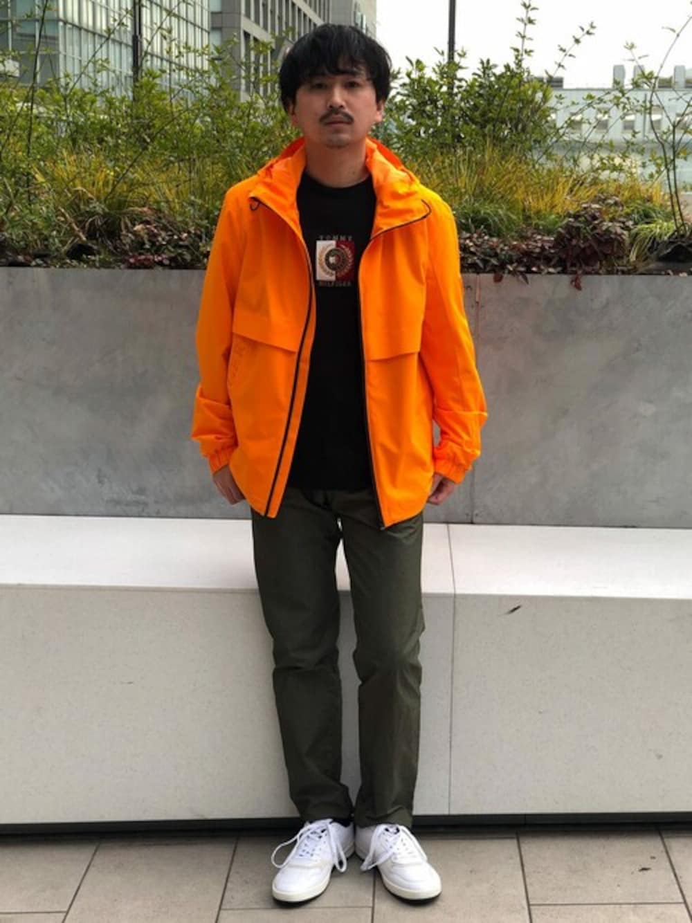 TOMMY HILFIGERのナイロンジャケット（オレンジ系）を使った人気