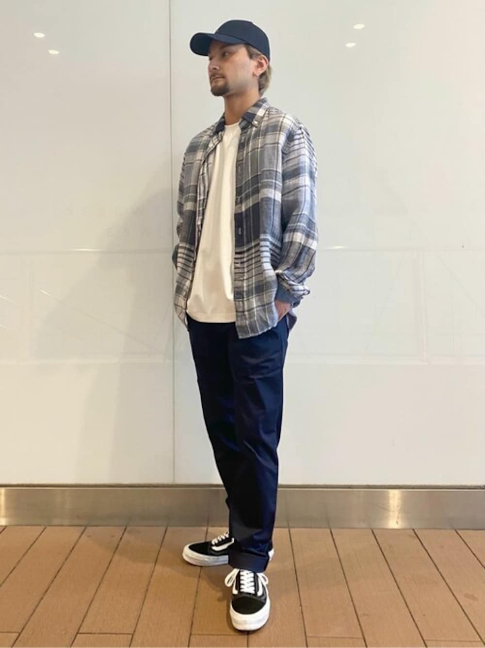 「TOMMY HILFIGER」｜「TOMMY HILFIGERのピグメントダイリネンチェックシャツ（シャツ/ブラウス、その他）」を使った、公式TOMMY HILFIGERさん（メンズ・174cm）の春コーディネートの1枚目の写真