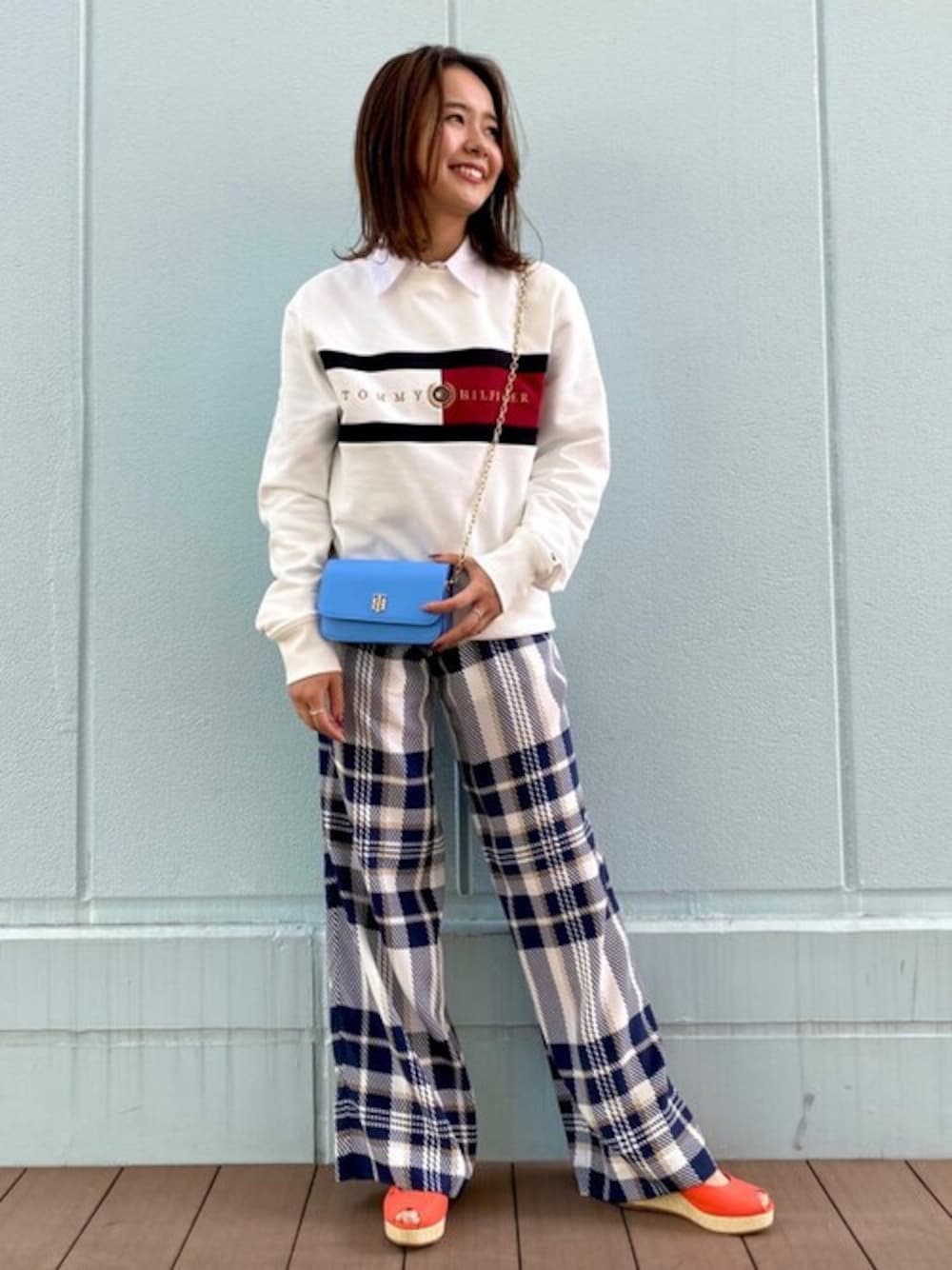 「TOMMY HILFIGER」｜「TOMMY HILFIGERのアイコンインサートクルーネックスウェットシャツ（スウェット、ホワイト系）」を使った、公式TOMMY HILFIGERさん（レディース・160cm）の春コーディネートの1枚目の写真