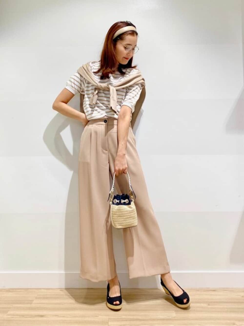 「TOMMY HILFIGER」｜「TOMMY HILFIGERのVネックニットカーディガン（カーディガン/ボレロ、ベージュ系）」を使った、公式TOMMY HILFIGERさん（レディース・166cm）の春コーディネートの1枚目の写真