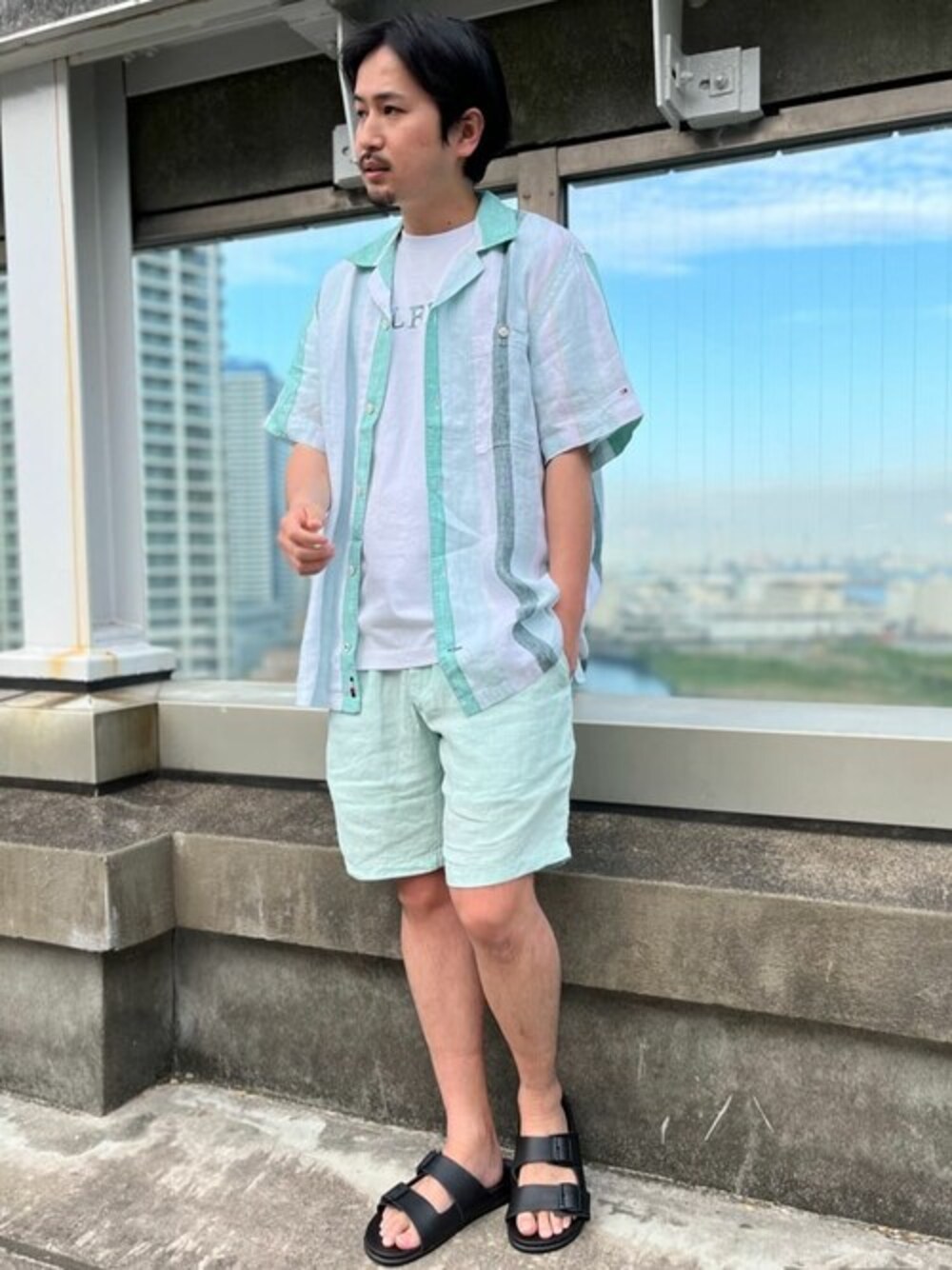 「TOMMY HILFIGERのフローラルエンブロイダリーTシャツ（Tシャツ/カットソー、ホワイト系）」を使った、公式TOMMY HILFIGERさん（メンズ・170cm）の春コーディネートの1枚目の写真