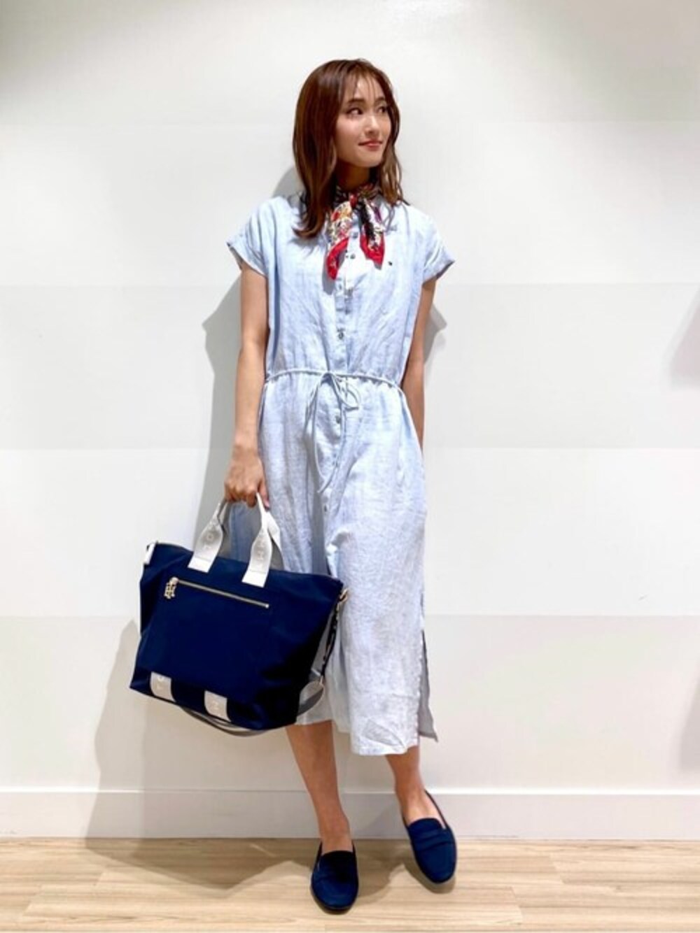 「TOMMY HILFIGER」｜「TOMMY HILFIGERのボーダーロゴ Tシャツ（Tシャツ/カットソー、ブルー系）」を使った、公式TOMMY HILFIGERさん（レディース・166cm）の春コーディネートの1枚目の写真