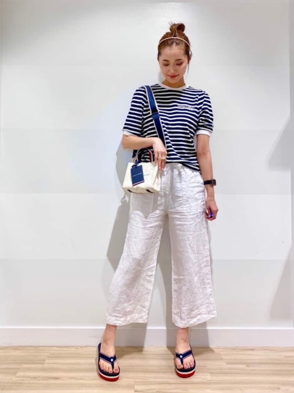 「TOMMY HILFIGER」｜「TOMMY HILFIGERのボーダークルーネックTシャツ（Tシャツ/カットソー、ブルー系）」を使った、公式TOMMY HILFIGERさん（レディース・166cm）の春コーディネートの1枚目の写真