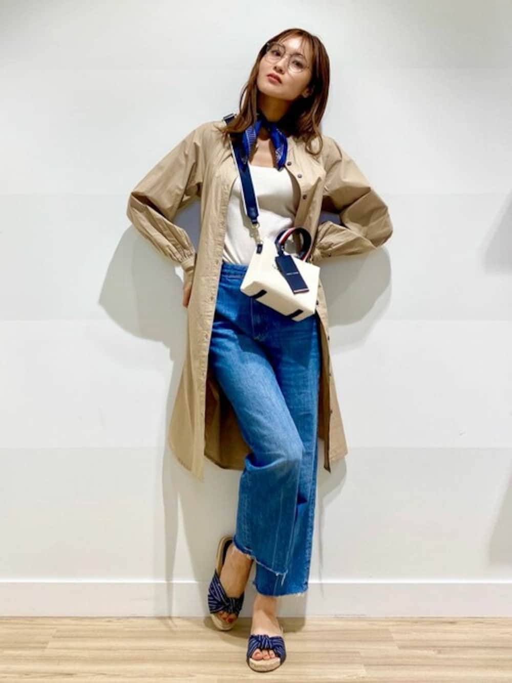 「TOMMY HILFIGER」｜「TOMMY HILFIGERのコットンソリッドニーシャツワンピース（ワンピース、ベージュ系）」を使った、公式TOMMY HILFIGERさん（レディース・166cm）の春コーディネートの1枚目の写真