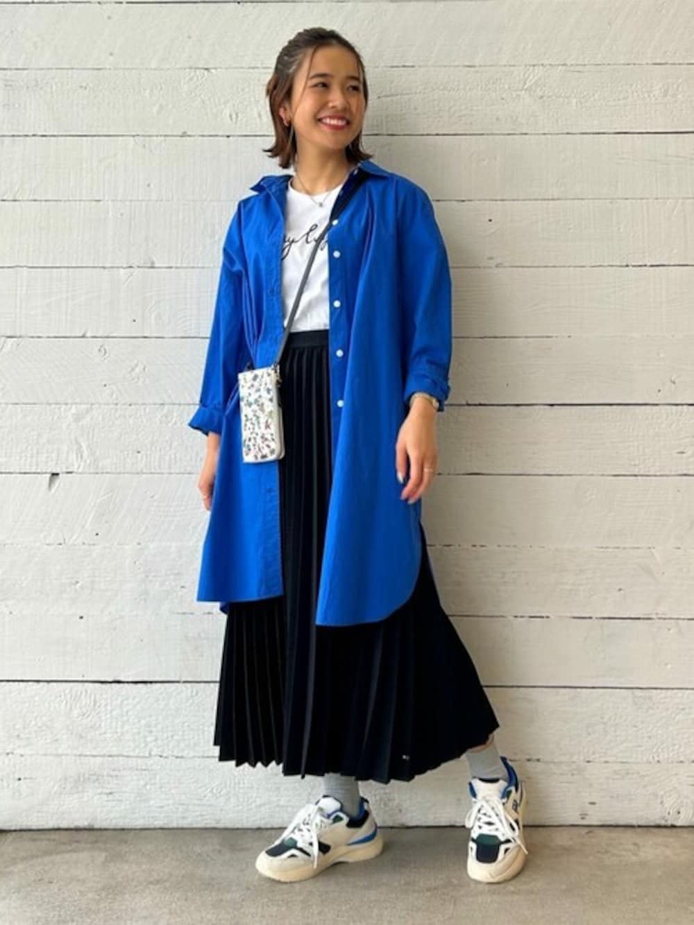 「TOMMY HILFIGER、TOMMY JEANS」｜「TOMMY HILFIGERのソリッドニーシャツワンピース（シャツワンピース、ブルー系）」を使った、公式TOMMY HILFIGERさん（レディース・160cm）の春コーディネートの1枚目の写真