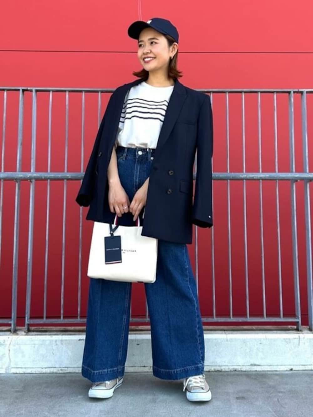 「TOMMY HILFIGER、TOMMY JEANS」｜「TOMMY HILFIGERのストライプクルーネックショートスリーブプルオーバー（Tシャツ/カットソー、ホワイト系）」を使った、公式TOMMY HILFIGERさん（レディース・160cm）の春コーディネートの1枚目の写真