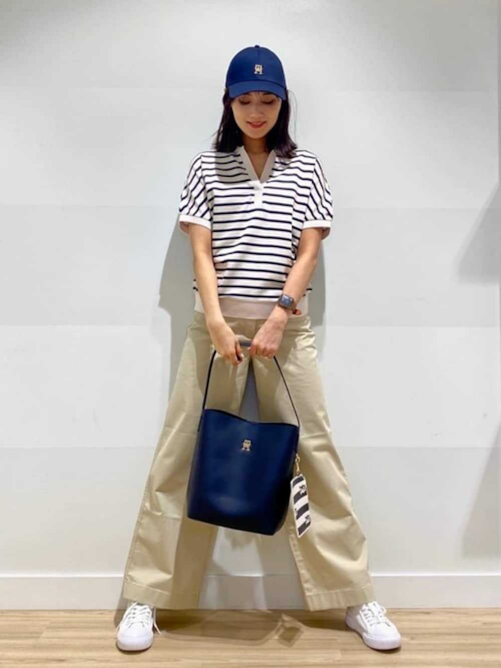 「TOMMY HILFIGER」｜「TOMMY HILFIGERのリラックスリヨセルポロシャツ（ポロシャツ、その他）」を使った、公式TOMMY HILFIGERさん（レディース・166cm）の春コーディネートの1枚目の写真