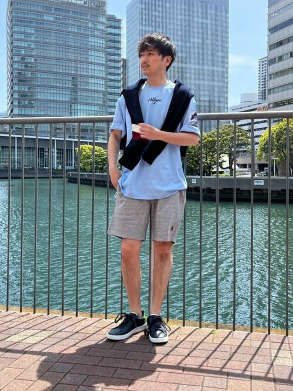 「TOMMY HILFIGER、TOMMY JEANS」｜「TOMMY HILFIGERのサーフマルチプレースメントTシャツ（Tシャツ/カットソー、ブルー系）」を使った、公式TOMMY HILFIGERさん（メンズ・170cm）の春コーディネートの1枚目の写真