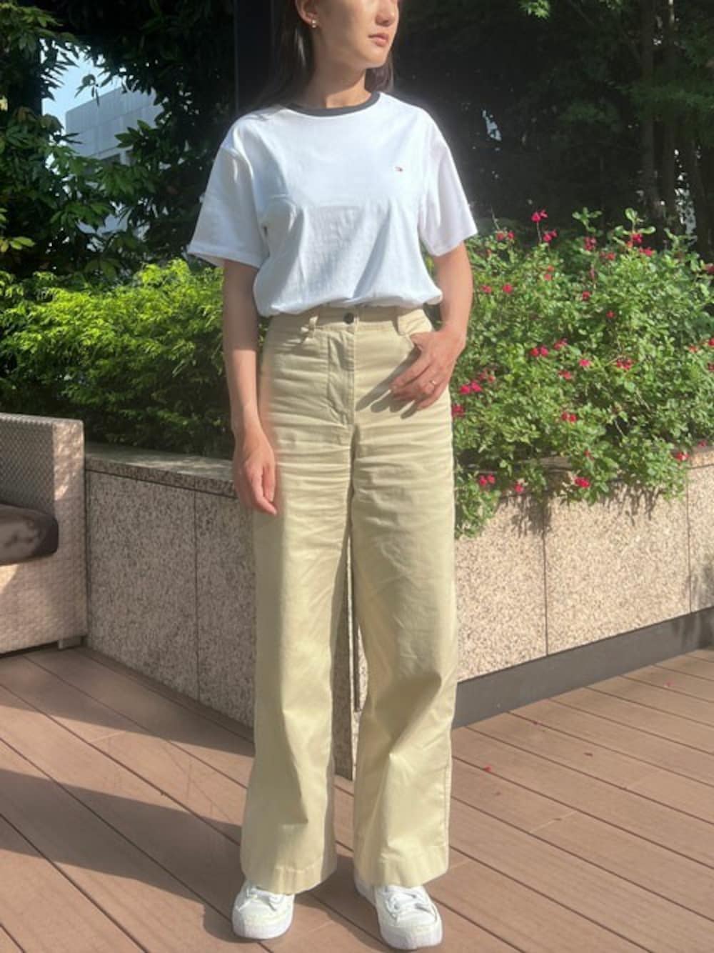 「TOMMY HILFIGER」｜「TOMMY HILFIGERの【オンライン限定】トミーヒルフィガー80SリンガーTシャツ（Tシャツ/カットソー、ホワイト系）」を使った、公式TOMMY HILFIGERさん（レディース・163cm）の春コーディネートの1枚目の写真