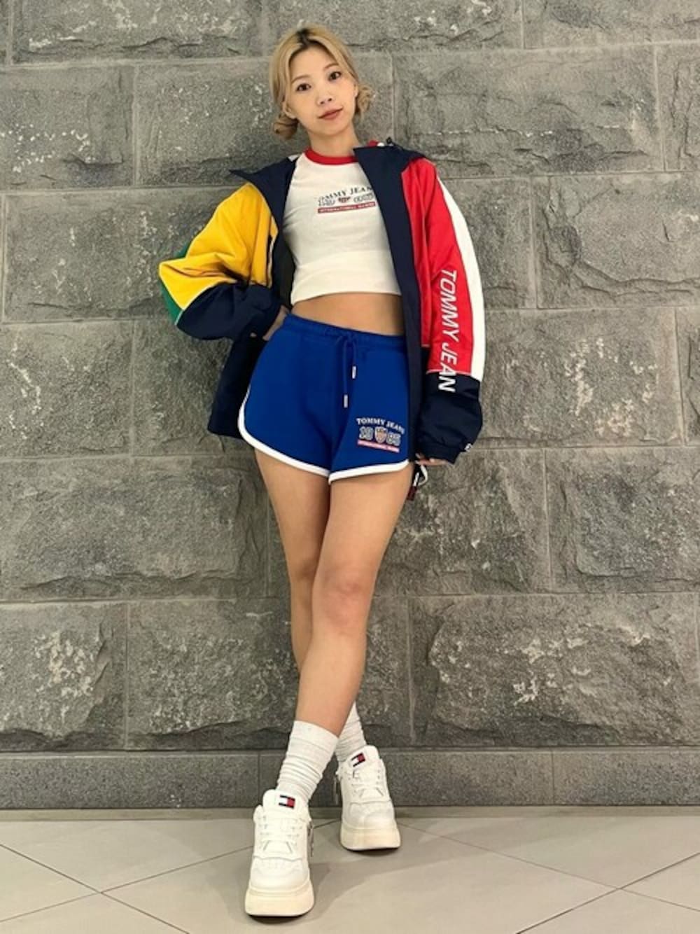 「tommy jeansの【TWICE NAYEON(ナヨン)ステッカープレゼント】【INTERNATIONAL CAPSULE】アーカイブゲームズショートパンツ（その他パンツ、ブルー系）」を使った、公式TOMMY HILFIGERさん（レディース・158cm）の春コーディネートの1枚目の写真