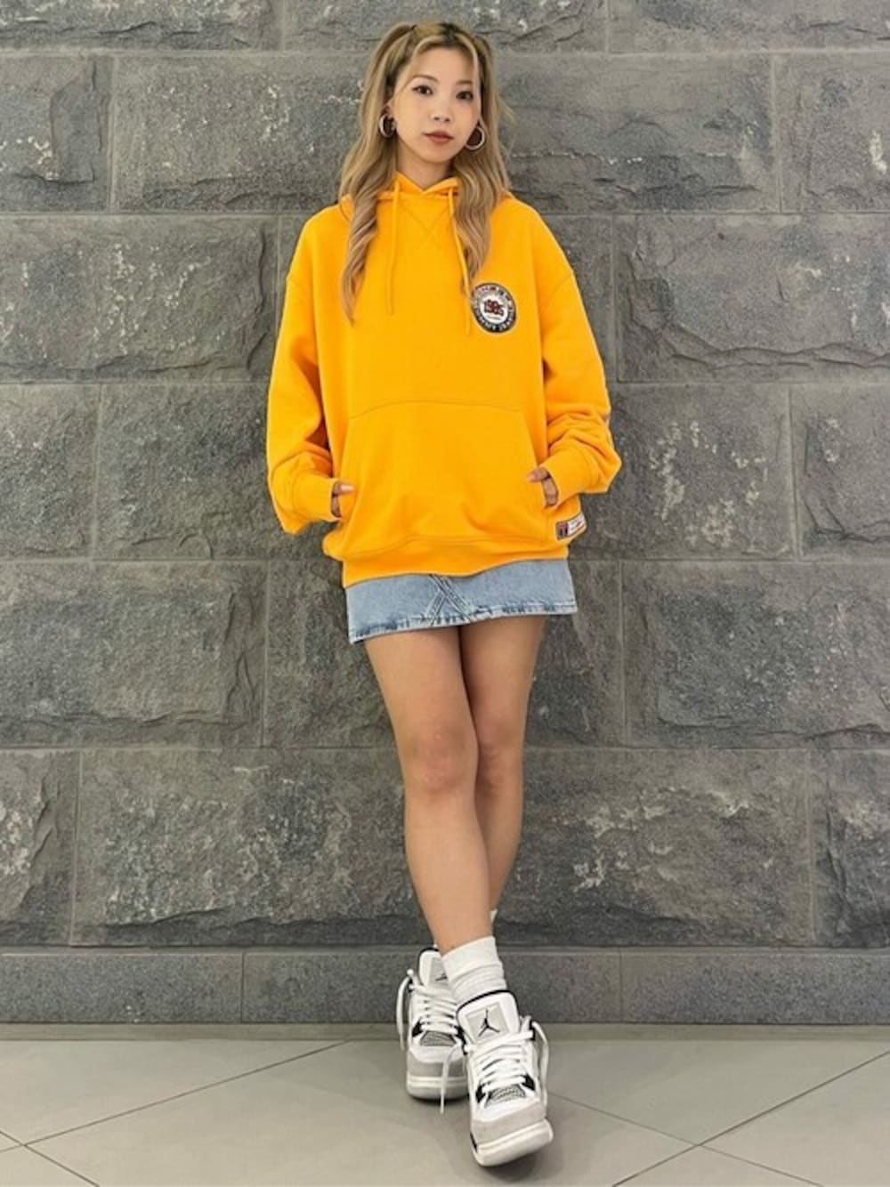 「tommy jeansの【TWICE NAYEON(ナヨン)ステッカープレゼント】【INTERNATIONAL CAPSULE】アーカイブゲームズパーカー（パーカー、イエロー系）」を使った、公式TOMMY HILFIGERさん（レディース・158cm）の春コーディネートの1枚目の写真