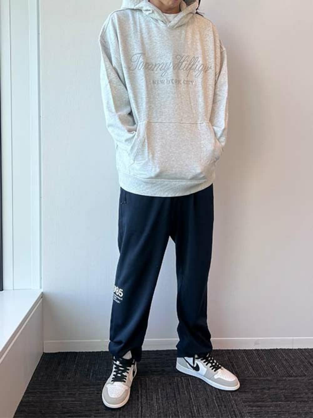 「TOMMY HILFIGERの【オンライン限定】オーバーサイズロゴフーディ（パーカー、グレー系）」を使った、公式TOMMY HILFIGERさん（メンズ・186cm）の秋コーディネートの1枚目の写真