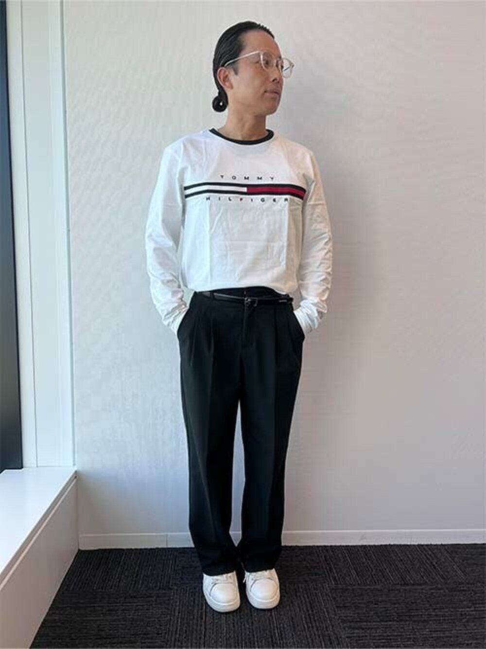 「TOMMY HILFIGERの【オンライン限定】トミーヒルフィガーロゴロングスリーブTシャツ / TINO TEE（Tシャツ/カットソー、ホワイト系）」を使った、公式TOMMY HILFIGERさん（メンズ・165cm）の秋コーディネートの1枚目の写真