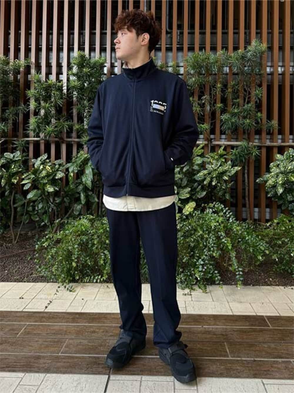 「TOMMY HILFIGERの【日本限定】 Urban Explorer インテクノトラックジャケット（ジャージ、ブルー系）」を使った、公式TOMMY HILFIGERさん（メンズ・175cm）の秋コーディネートの1枚目の写真