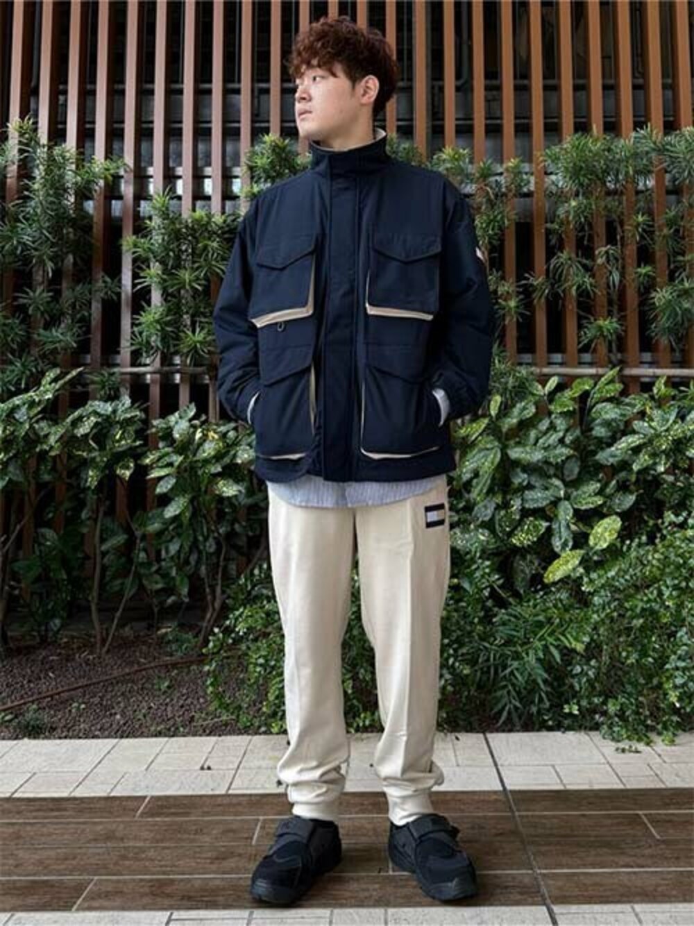「TOMMY HILFIGERの【日本限定】 Urban Explorer パデッドナイロンマウンテンジャケット（ナイロンジャケット、ブルー系）」を使った、公式TOMMY HILFIGERさん（メンズ・175cm）の秋コーディネートの1枚目の写真