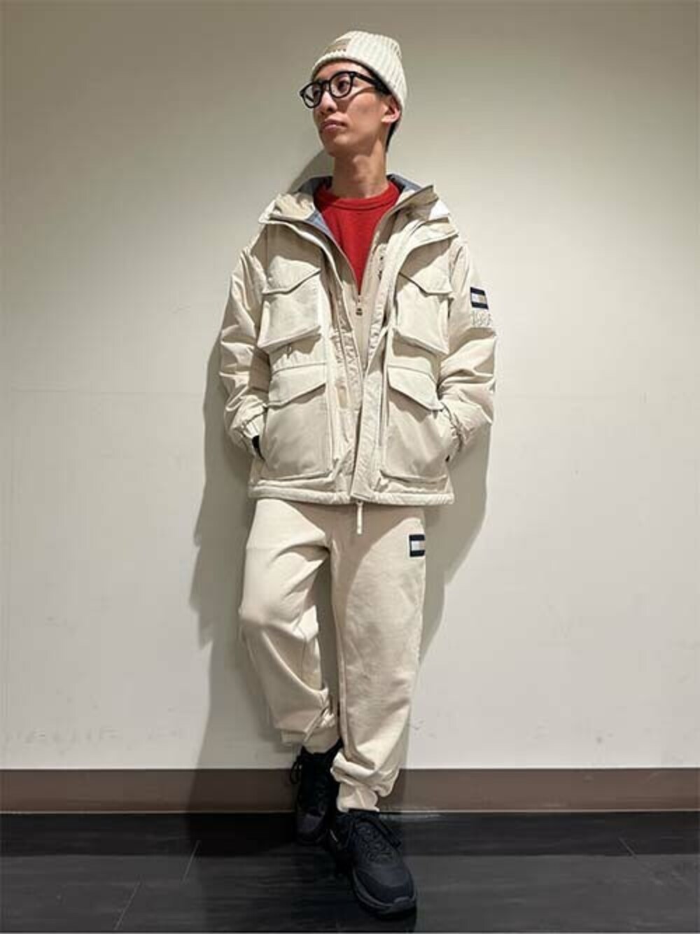 「TOMMY HILFIGERの【日本限定】 Urban Explorer パデッドナイロンマウンテンジャケット（ナイロンジャケット、ベージュ系）」を使った、公式TOMMY HILFIGERさん（メンズ・169cm）の秋コーディネートの1枚目の写真