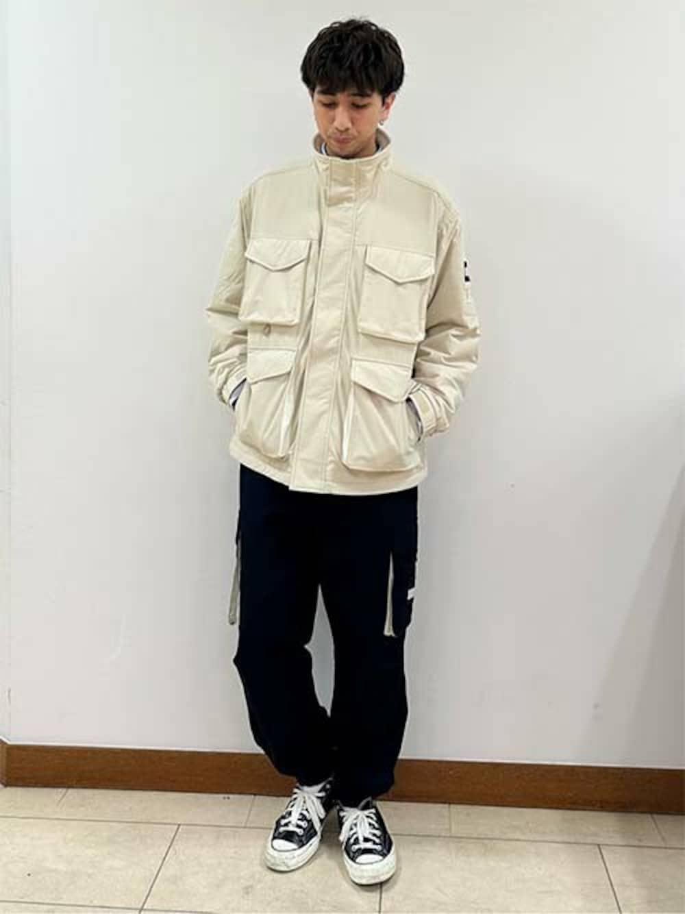 「TOMMY HILFIGERの【日本限定】 Urban Explorer パデッドナイロンマウンテンジャケット（ナイロンジャケット、ベージュ系）」を使った、公式TOMMY HILFIGERさん（メンズ・178cm）の秋コーディネートの1枚目の写真