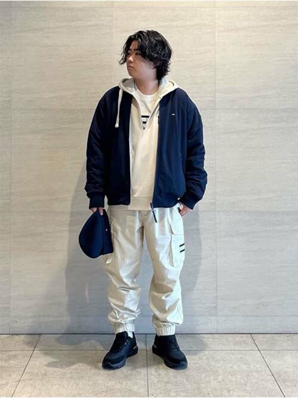 「TOMMY HILFIGERの【日本限定】 Urban Explorer リバーシブルテックボンバージャケット（ブルゾン、ブルー系）」を使った、公式TOMMY HILFIGERさん（メンズ・165cm）の秋コーディネートの1枚目の写真