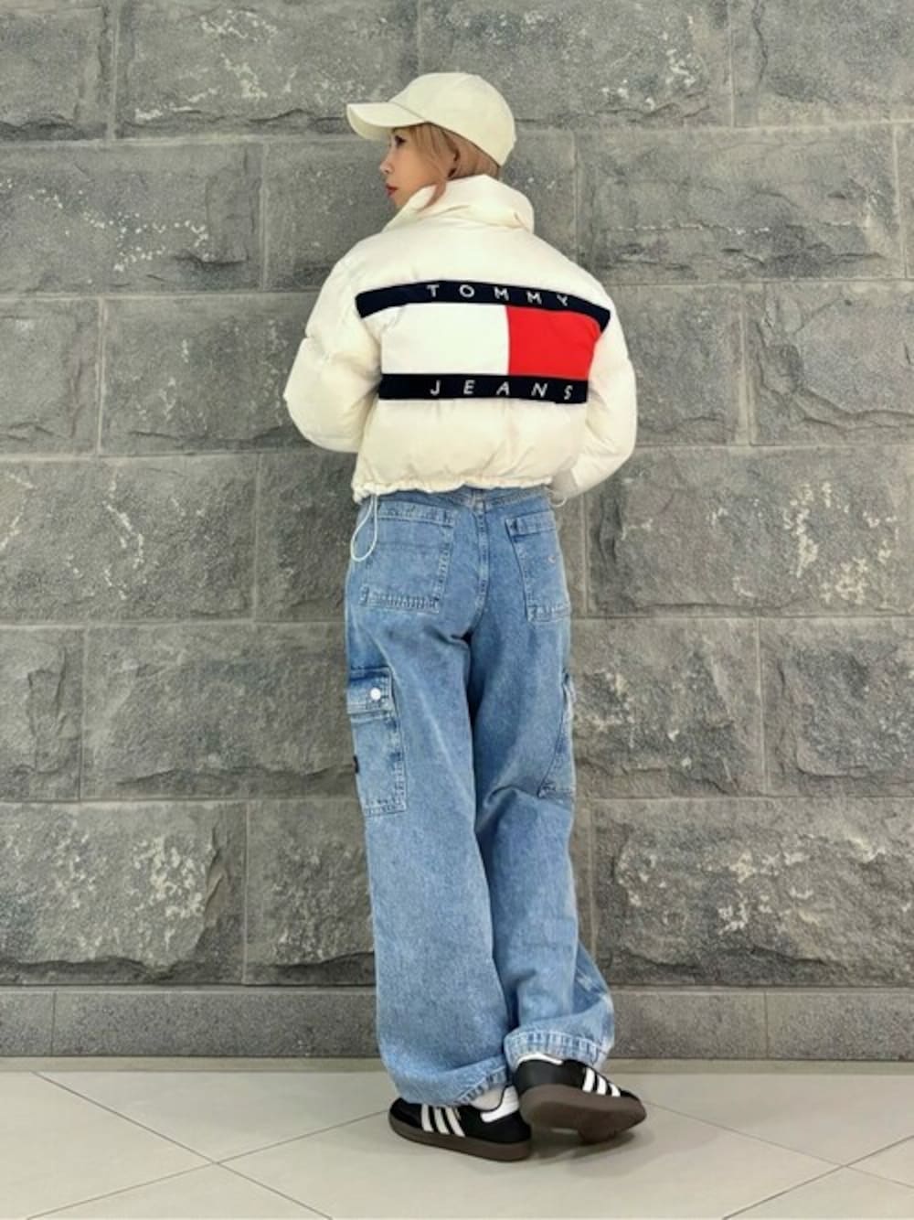 「tommy jeansのバックフラッグアラスカダウンジャケット（Tシャツ/カットソー、ホワイト系）」を使った、公式TOMMY HILFIGERさん（レディース・158cm）の秋コーディネートの1枚目の写真