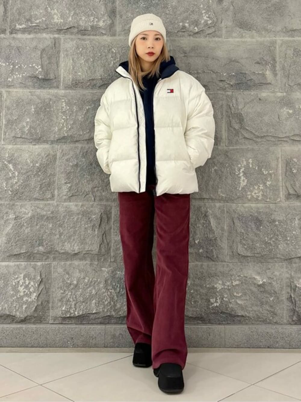 「tommy jeansのバックフラッグアラスカパファーダウンジャケット（ダウンジャケット/コート、ホワイト系）」を使った、公式TOMMY HILFIGERさん（レディース・158cm）の秋コーディネートの1枚目の写真