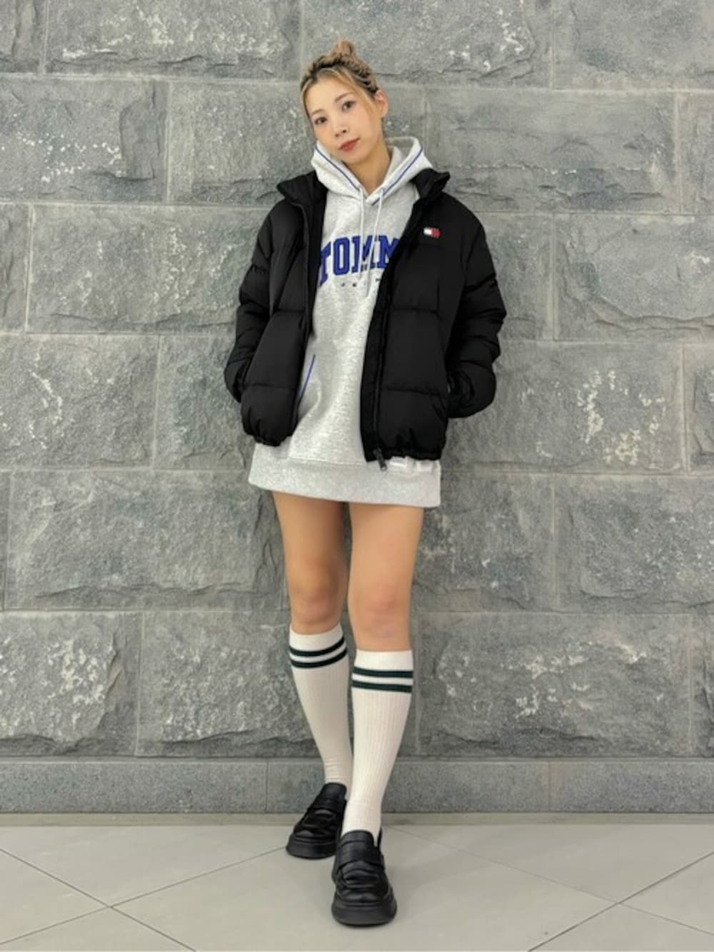 「tommy jeansのアラスカパッファダウンジャケット（ダウンジャケット/コート、ブラック系）」を使った、公式TOMMY HILFIGERさん（レディース・158cm）の秋コーディネートの1枚目の写真