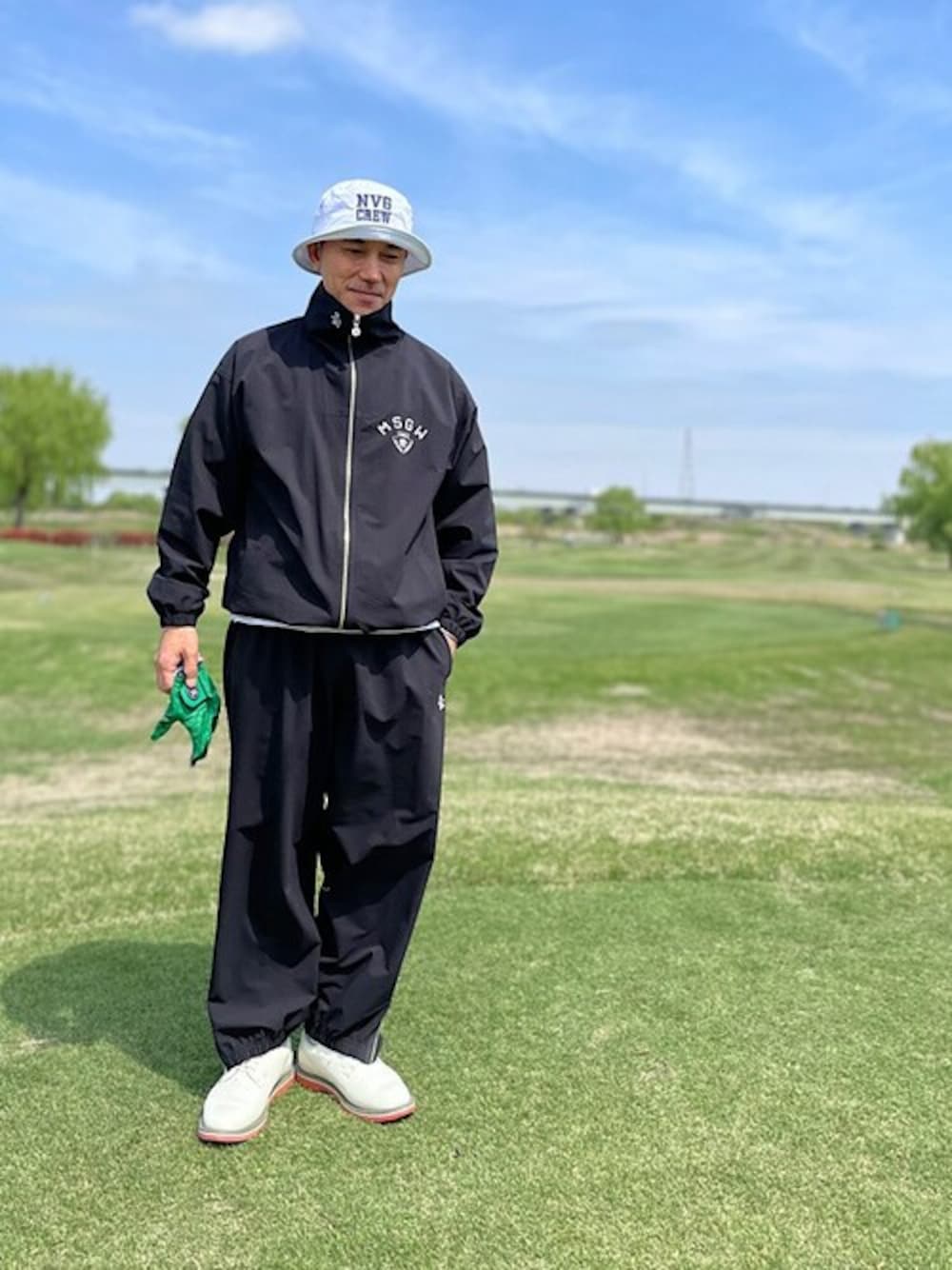 ブラック系のその他トップス、ブラック系のその他パンツを着用したメンズの春コーディネートの1枚目の写真