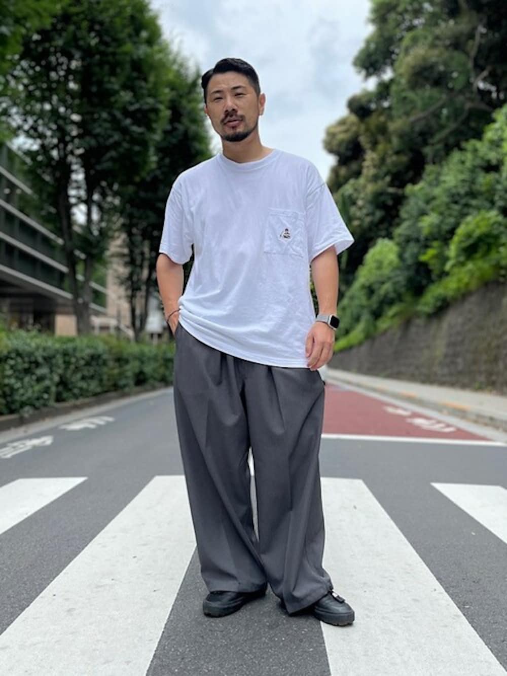 ホワイト系のTシャツ/カットソーを着用したメンズの夏コーディネートの1枚目の写真