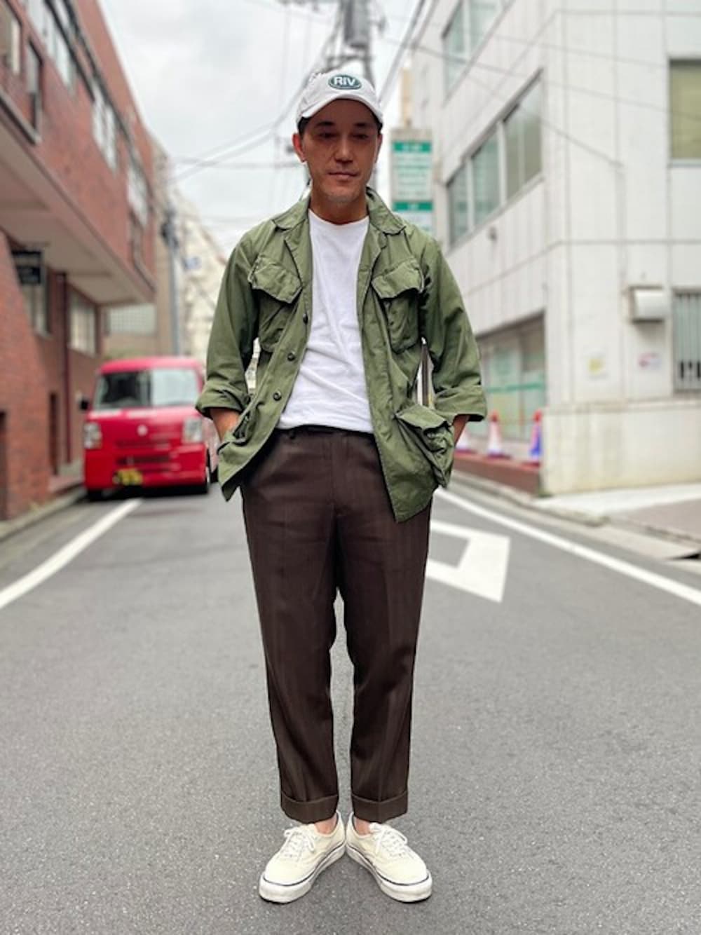 ホワイト系のTシャツ/カットソーを着用したメンズの秋コーディネートの1枚目の写真