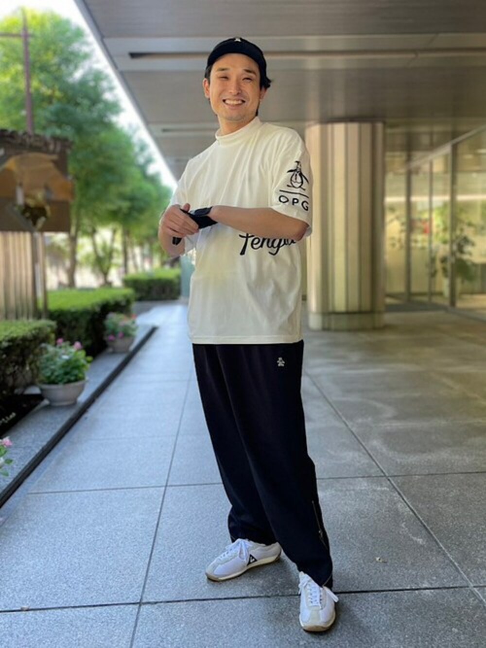 ホワイト系のシャツ/ブラウス、ブラック系のその他パンツ、ブラック系のキャップを着用したメンズの秋コーディネートの1枚目の写真